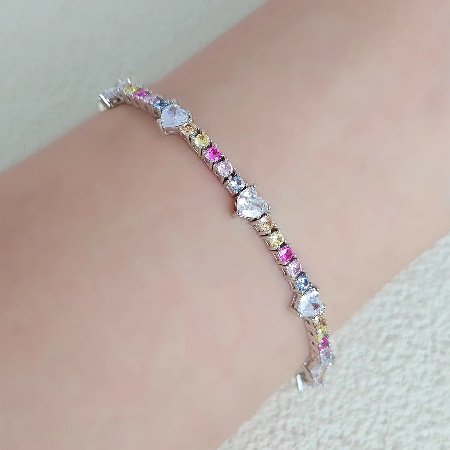Wholesale Elegant French Style Heart Shape Copper Inlay Gold Plated Zircon Bracelets display picture 8
