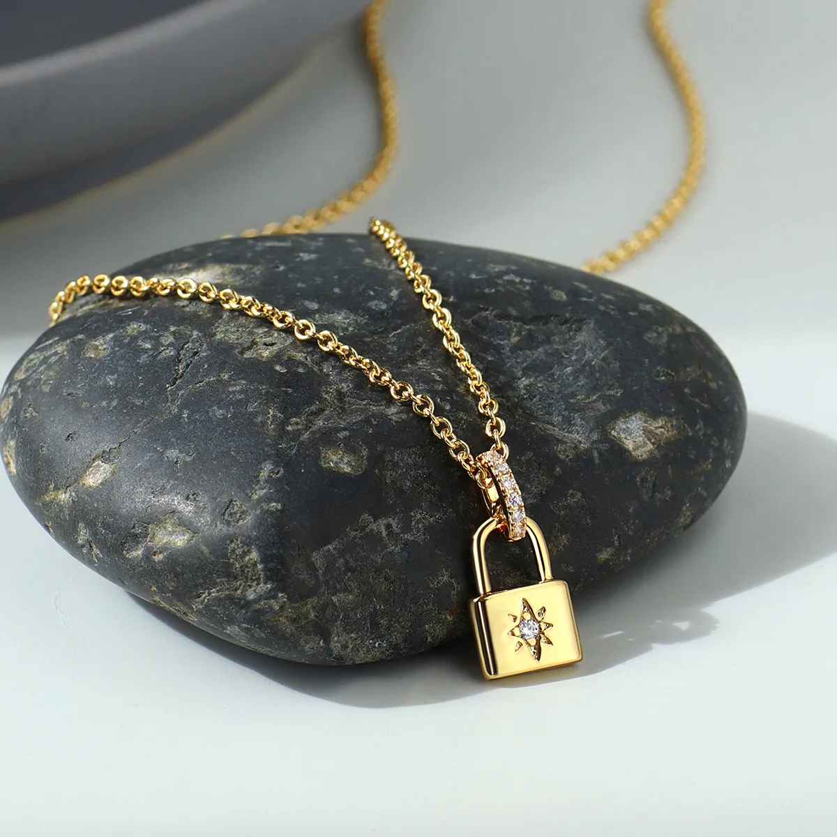 Copper 18K Gold Plated Simple Style Classic Style Plating Inlay Solid Color Zircon Pendant Necklace display picture 1