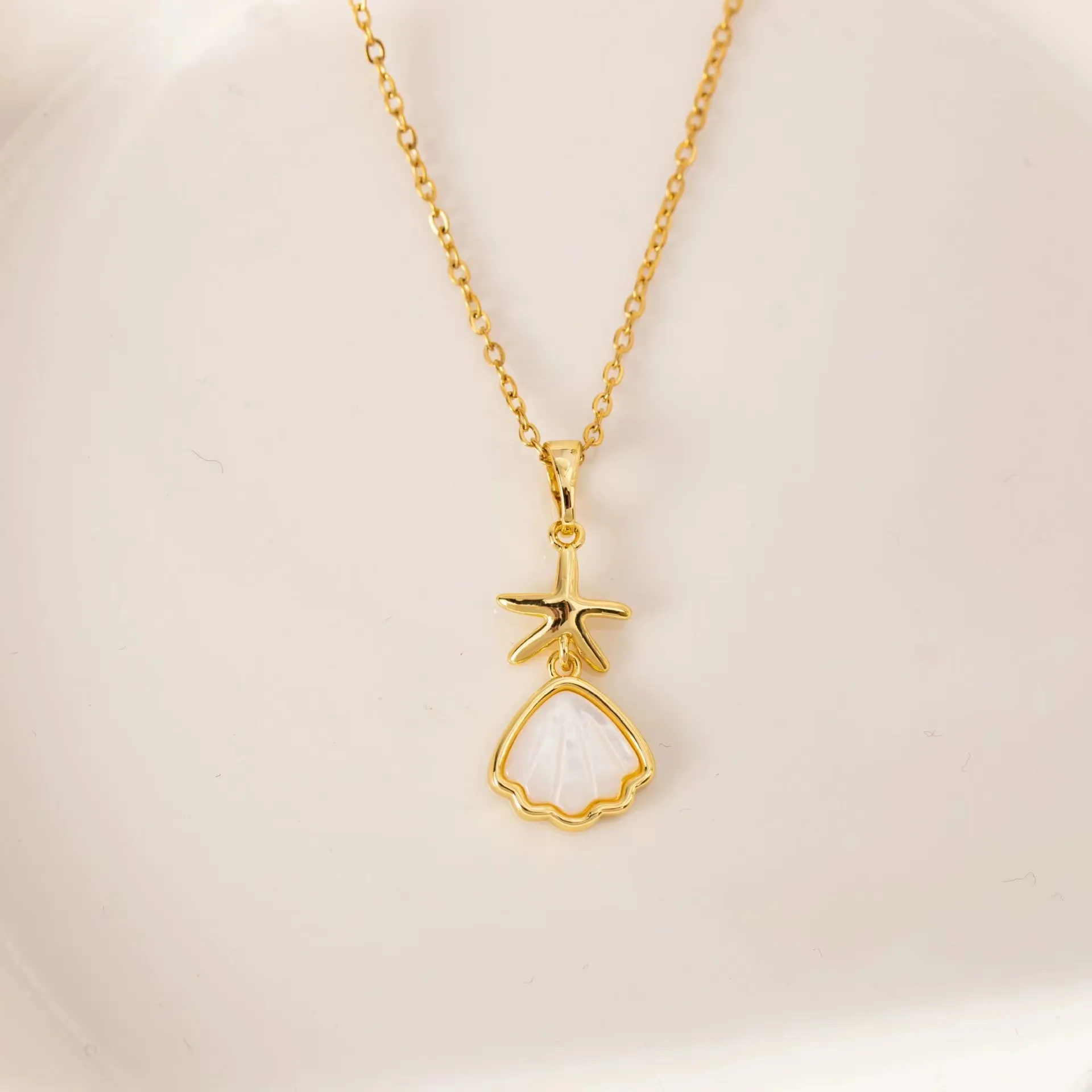 304 Stainless Steel K Gold Plated Simple Style Classic Style Plating Inlay Starfish Shell Rhinestones Pendant Necklace display picture 1