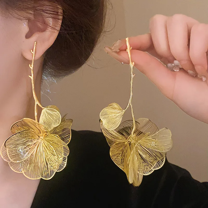 1 Pair Elegant Retro Luxurious Flower Plating Alloy Copper Gold Plated Silver Plated Drop Earrings display picture 2