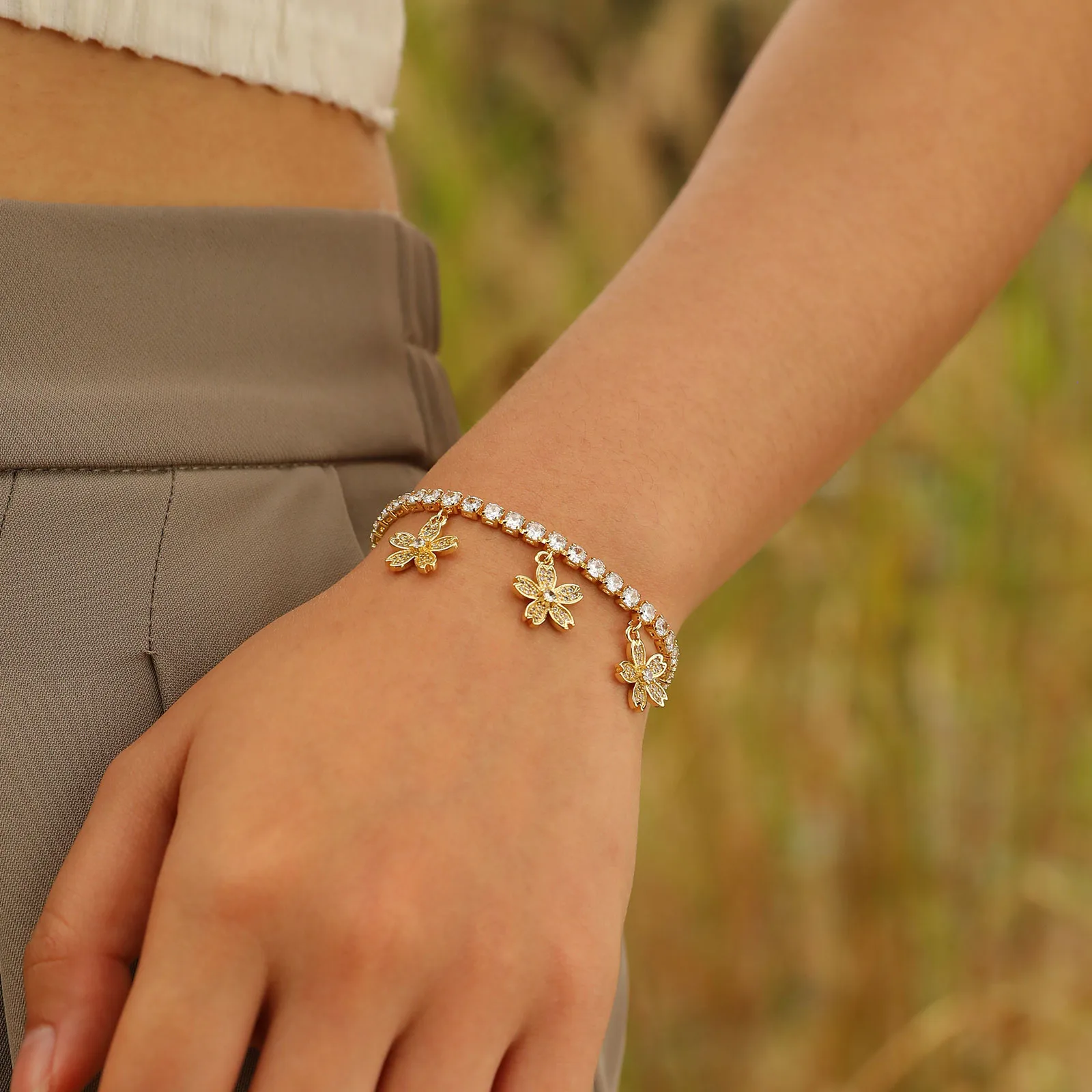 Copper 18K Gold Plated Cute Beach Shiny Inlay Animal Heart Shape Flower Zircon Bracelets display picture 13