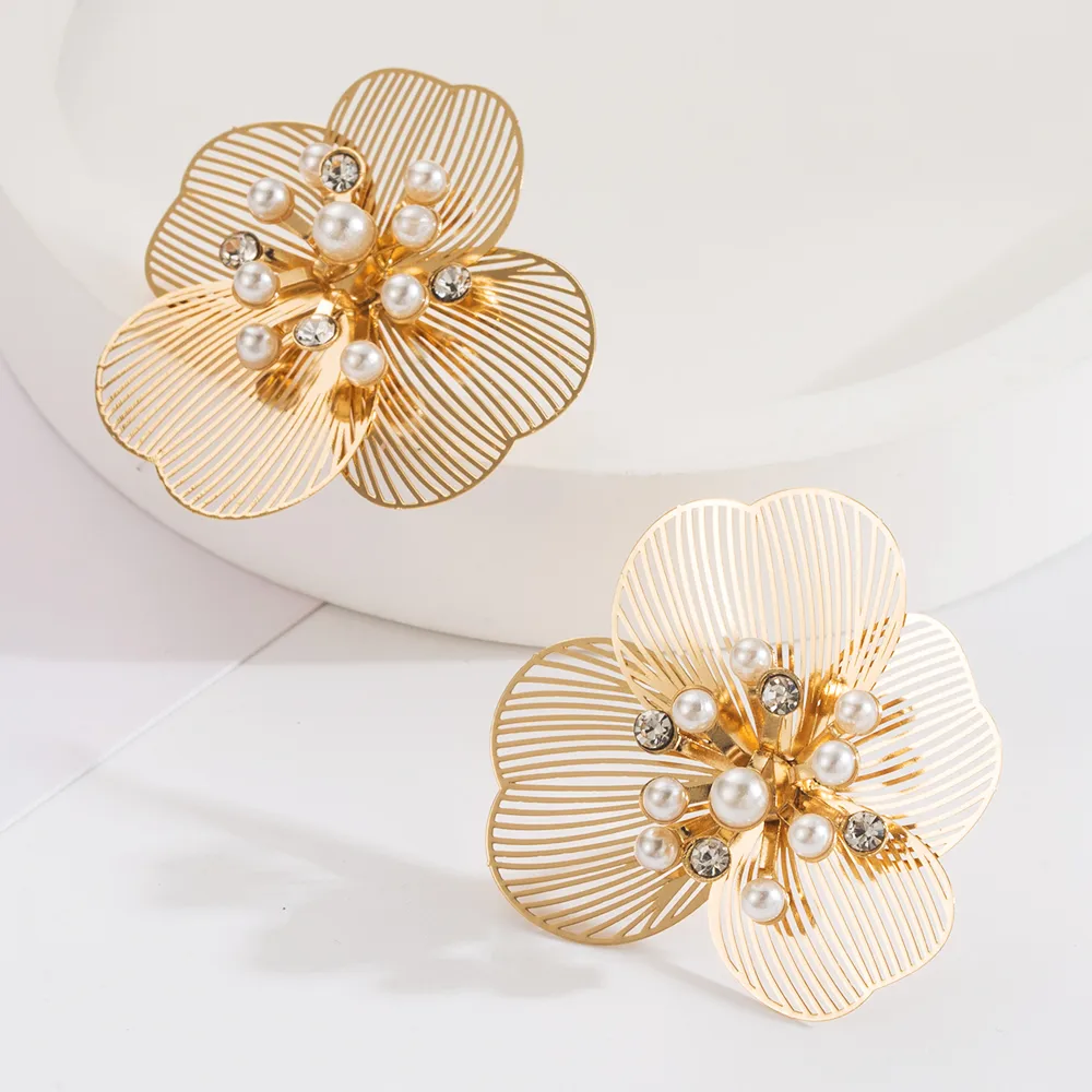 1 Pair Casual Vacation Flower Plating Alloy Gold Plated Silver Plated Ear Studs display picture 3