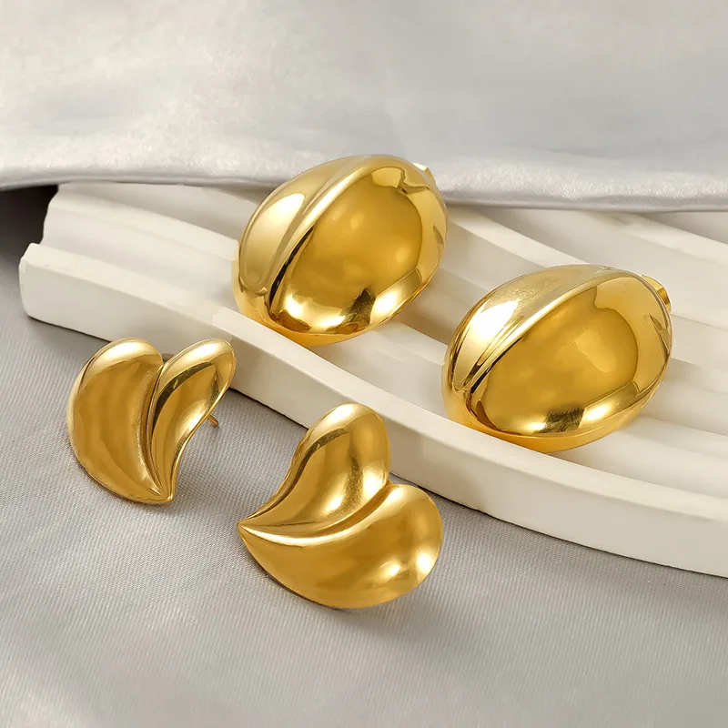 1 Piece Simple Style Classic Style Round Heart Shape Plating 304 Stainless Steel 18K Gold Plated Ear Studs display picture 5
