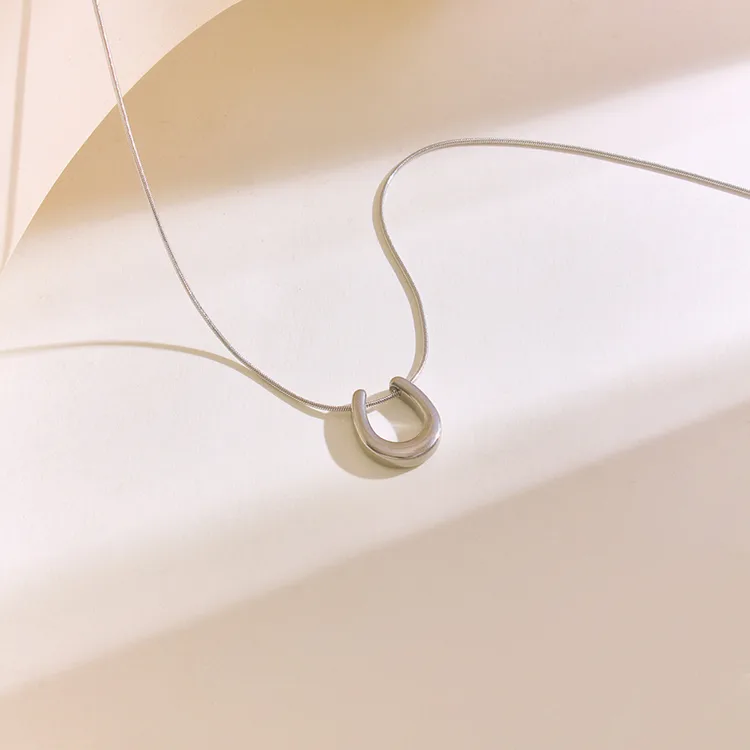 304 Stainless Steel 18K Gold Plated Elegant Simple Style U Shape Pendant Necklace display picture 8