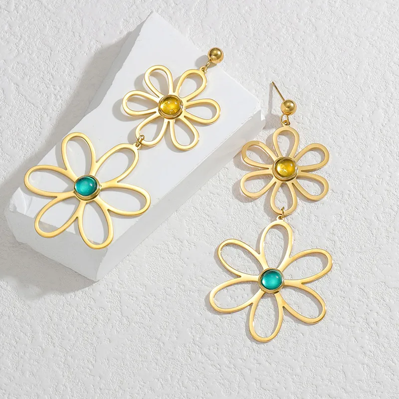 1 Pair Vintage Style French Style Simple Style Flower Plating Hollow Out Inlay 304 Stainless Steel Glass Stone 14K Gold Plated Drop Earrings display picture 2
