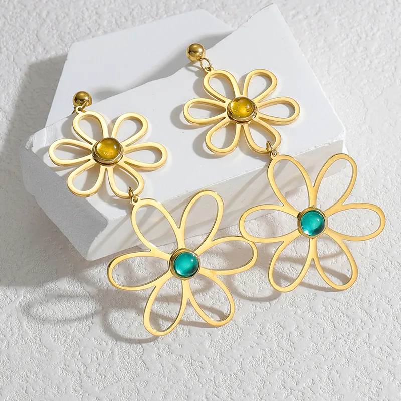 1 Pair Vintage Style French Style Simple Style Flower Plating Hollow Out Inlay 304 Stainless Steel Glass Stone 14K Gold Plated Drop Earrings display picture 3