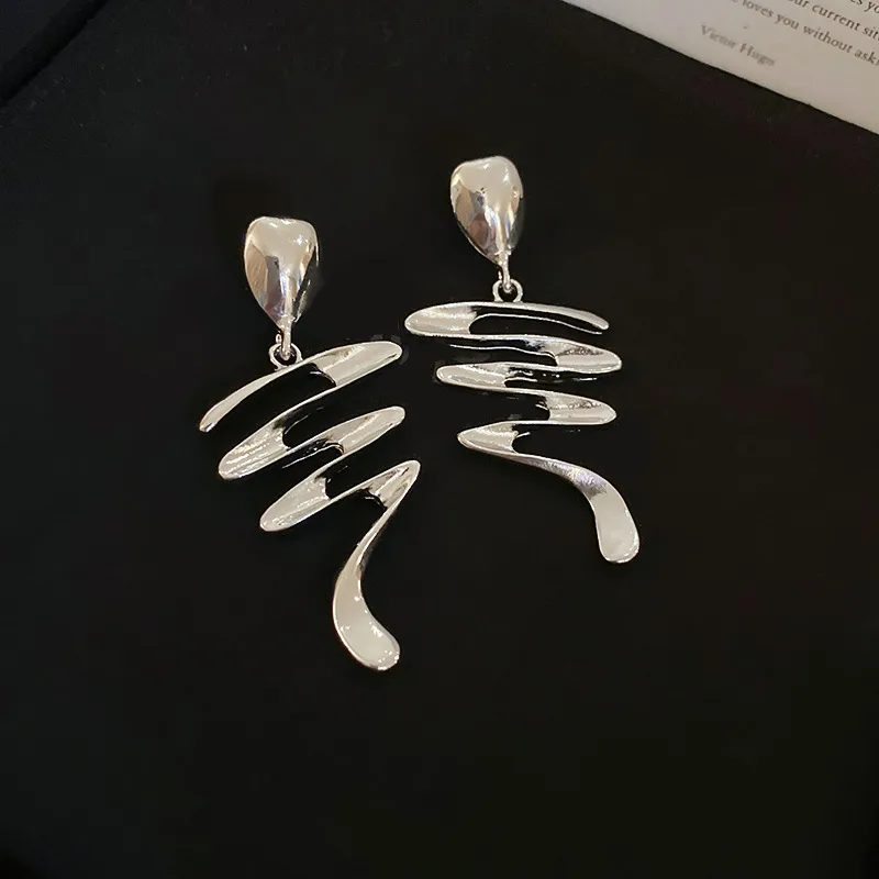 1 Pair Modern Style Simple Style Geometric Alloy Drop Earrings display picture 3