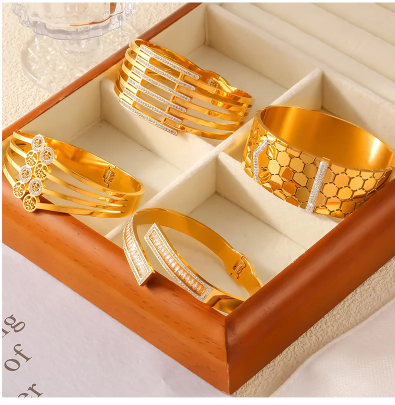 Casual Simple Style Hexagon Round Titanium Steel 18K Gold Plated Rhinestones Bangle In Bulk display picture 3