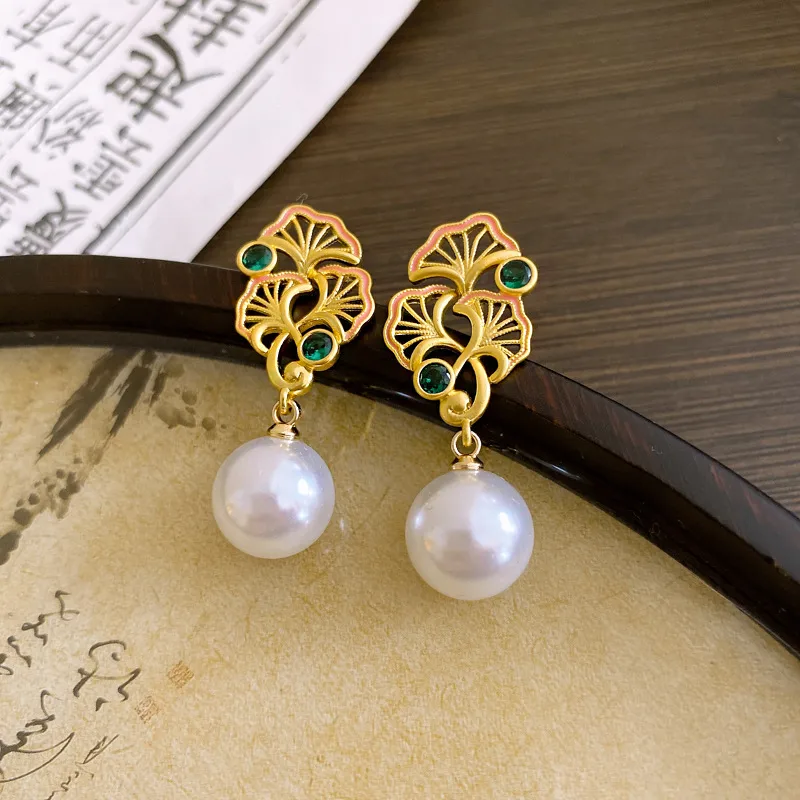 1 Pair Elegant Simple Style Ginkgo Leaf Hollow Out Inlay Copper Artificial Pearls Zircon Drop Earrings display picture 2