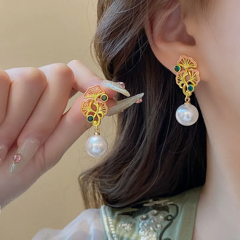 1 Pair Elegant Simple Style Ginkgo Leaf Hollow Out Inlay Copper Artificial Pearls Zircon Drop Earrings display picture 1