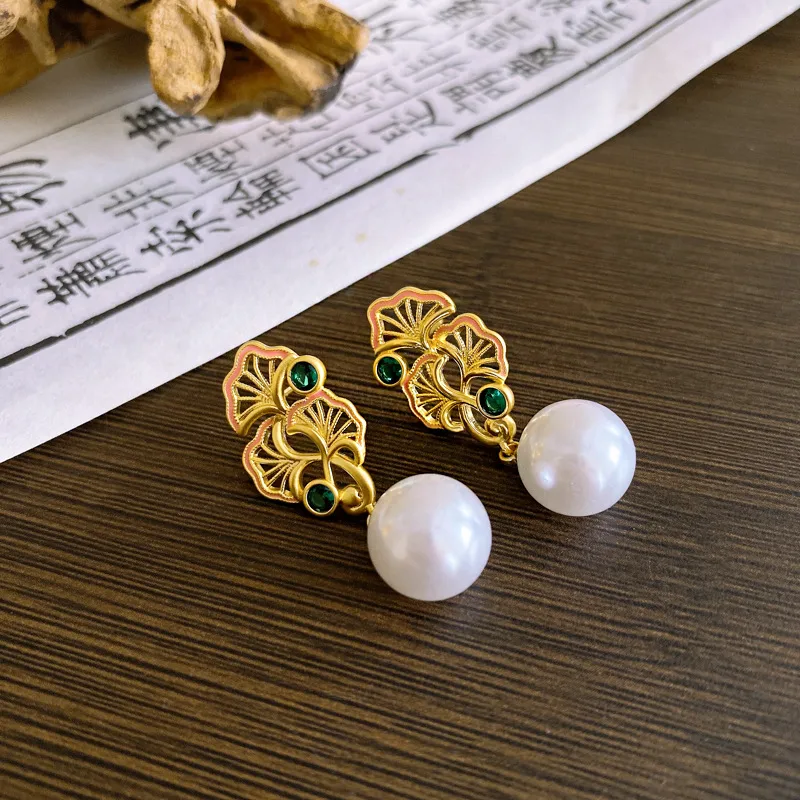 1 Pair Elegant Simple Style Ginkgo Leaf Hollow Out Inlay Copper Artificial Pearls Zircon Drop Earrings display picture 3