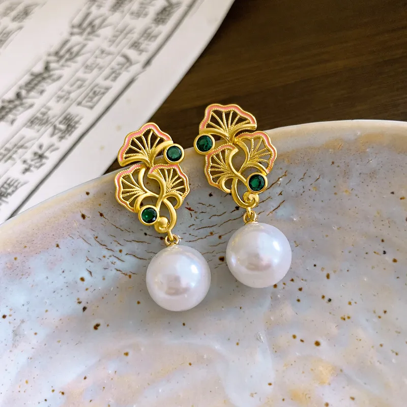 1 Pair Elegant Simple Style Ginkgo Leaf Hollow Out Inlay Copper Artificial Pearls Zircon Drop Earrings display picture 5