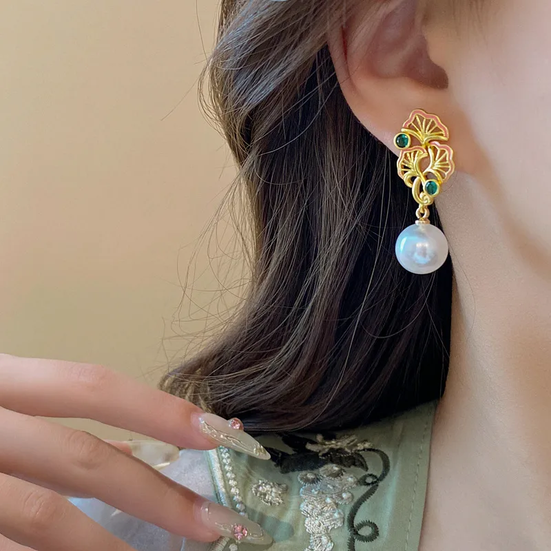 1 Pair Elegant Simple Style Ginkgo Leaf Hollow Out Inlay Copper Artificial Pearls Zircon Drop Earrings display picture 6