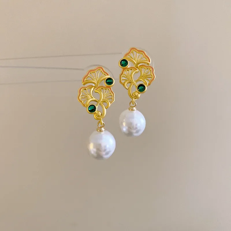 1 Pair Elegant Simple Style Ginkgo Leaf Hollow Out Inlay Copper Artificial Pearls Zircon Drop Earrings display picture 7