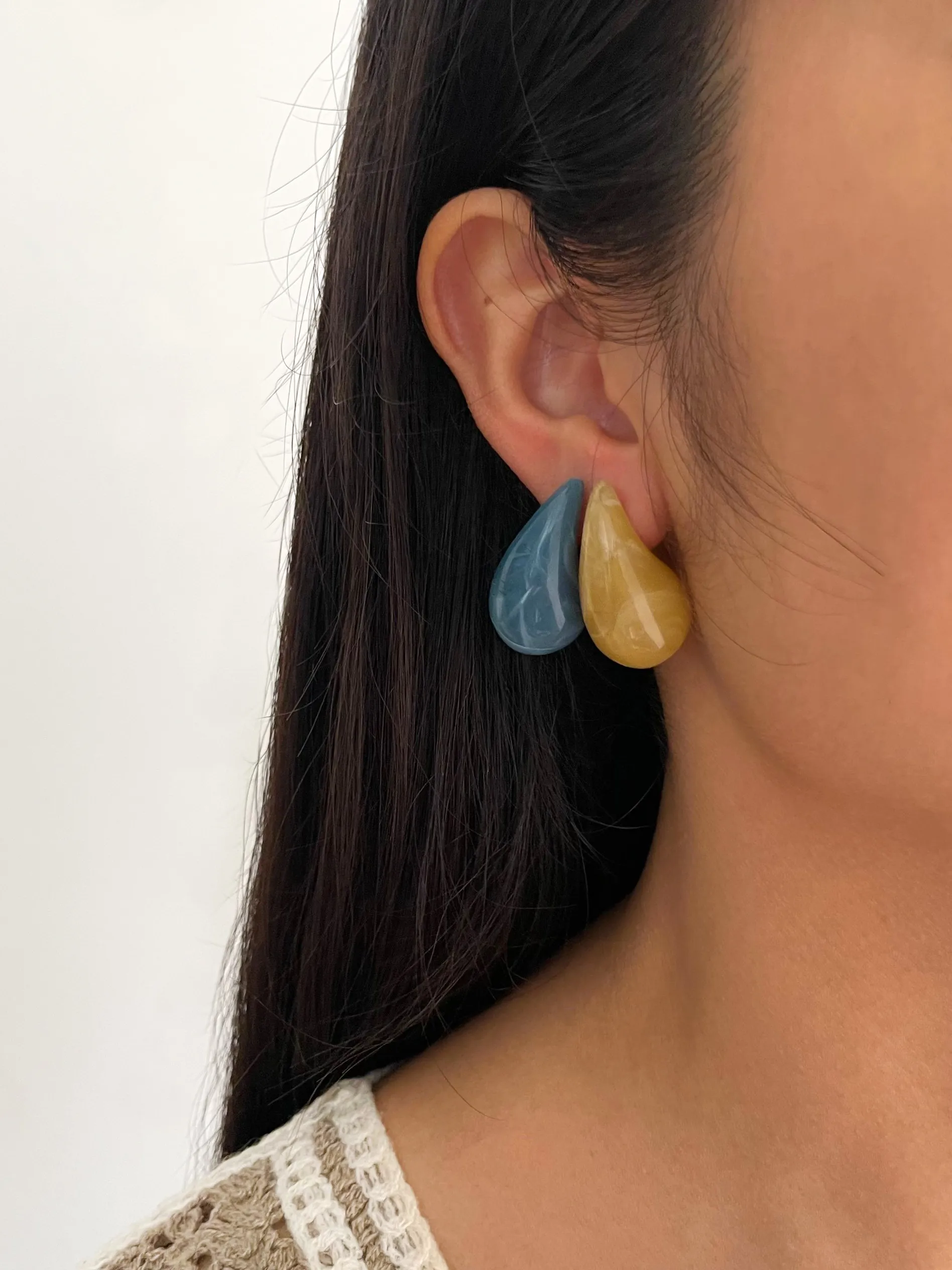 1 Pair IG Style Simple Style Water Droplets Arylic 18K Gold Plated Ear Studs display picture 3