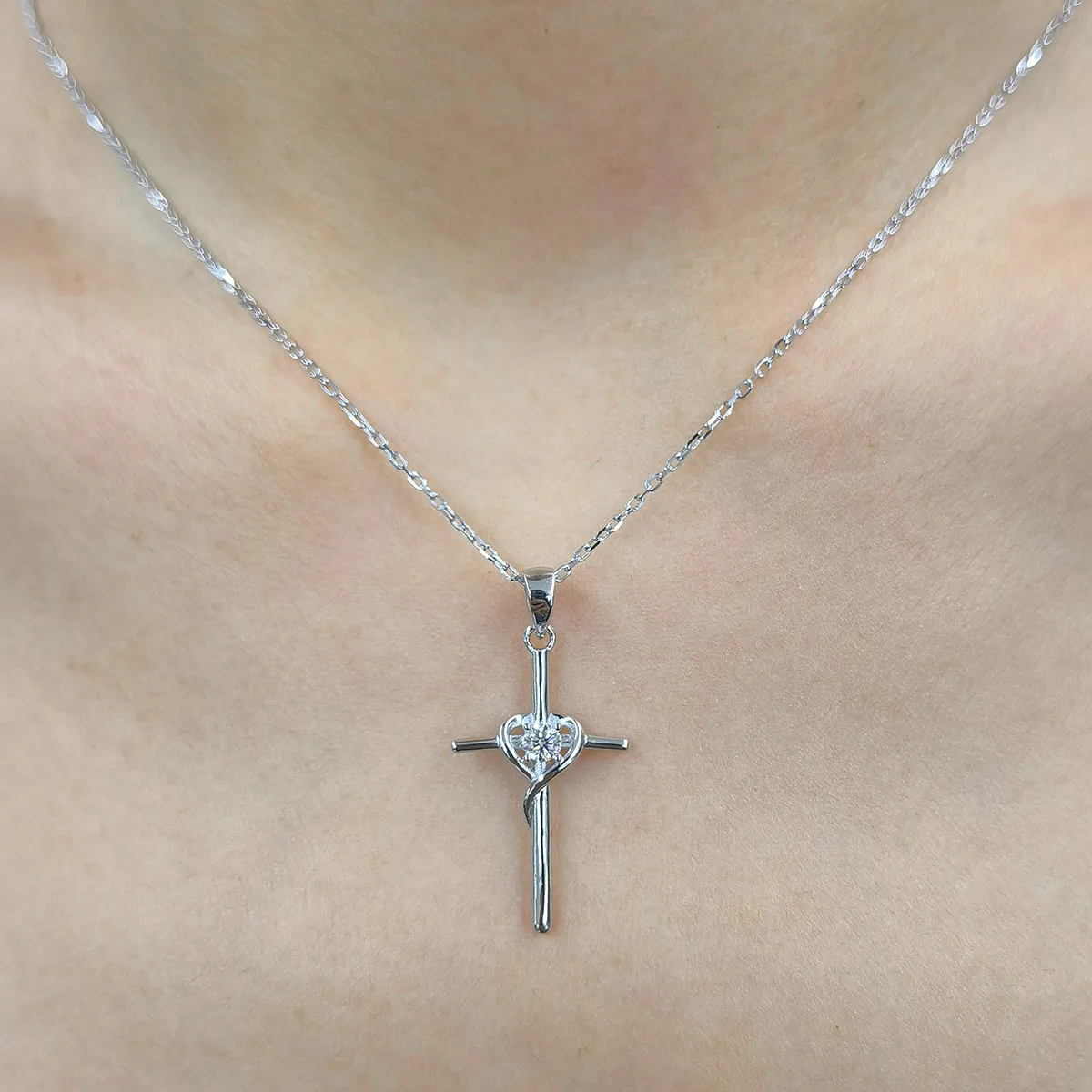 Sterling Silver White Gold Plated Gold Plated Simple Style Classic Style Inlay Cross Moissanite Pendant Necklace display picture 9