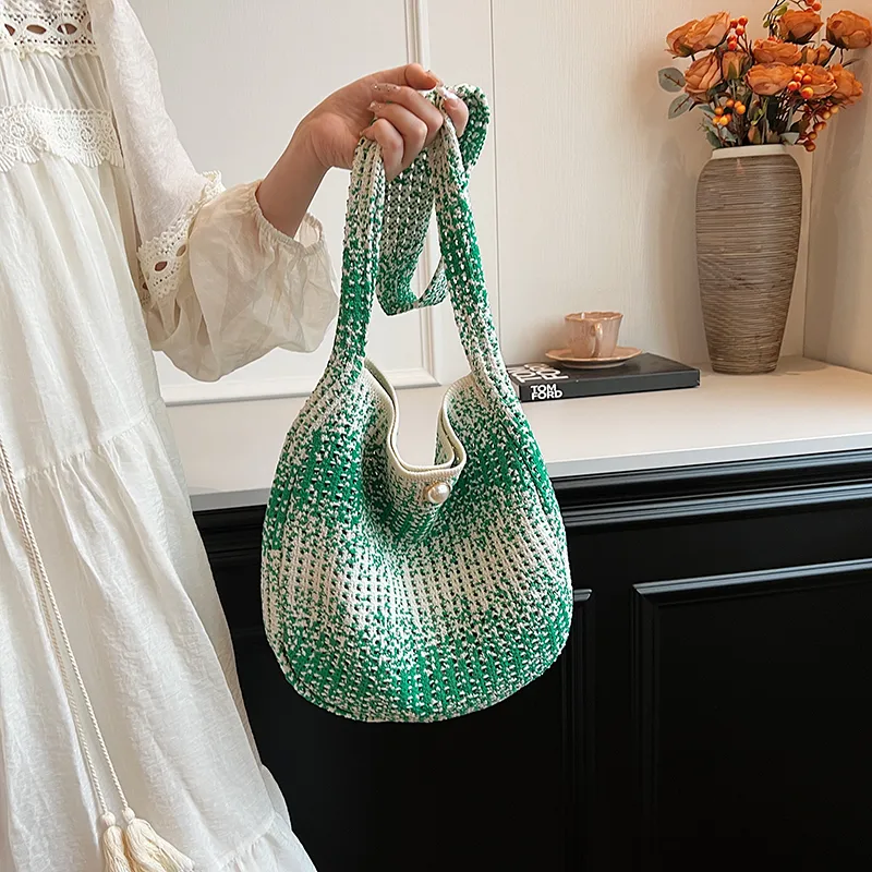 Women's Medium Straw Solid Color Vacation Classic Style Hollow Bucket Magnetic Buckle Crossbody Bag display picture 2