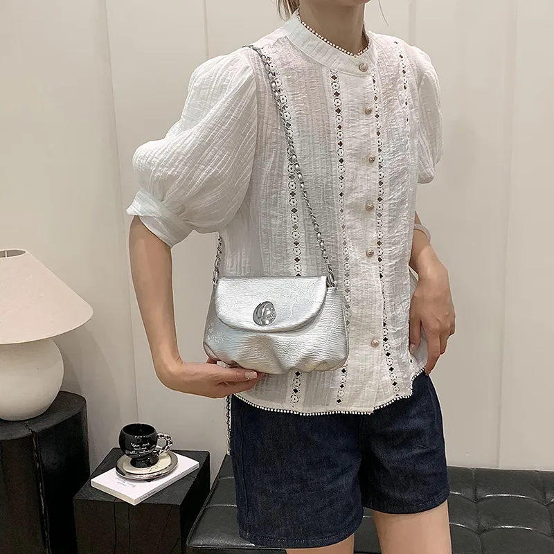 Women's Medium Pu Leather Solid Color Basic Classic Style Sewing Thread Square Flip Cover Crossbody Bag display picture 4