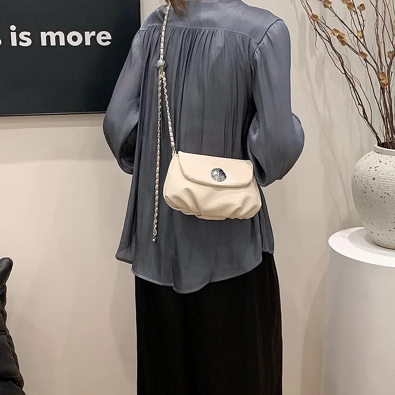 Women's Medium Pu Leather Solid Color Basic Classic Style Sewing Thread Square Flip Cover Crossbody Bag display picture 5