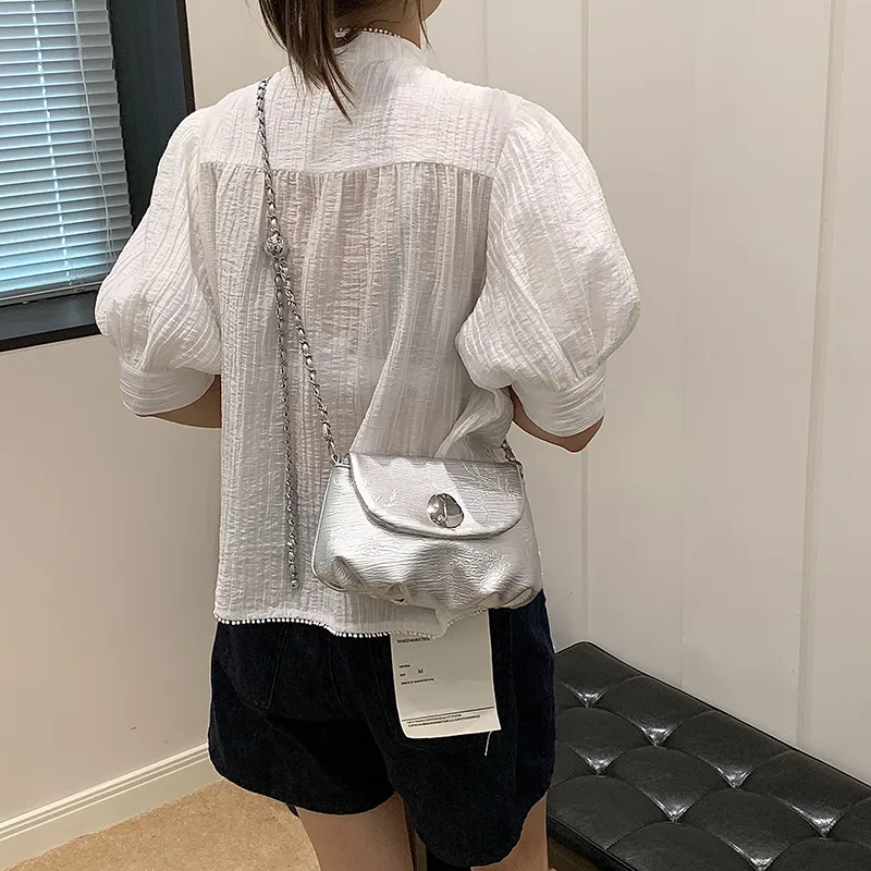 Women's Medium Pu Leather Solid Color Basic Classic Style Sewing Thread Square Flip Cover Crossbody Bag display picture 3
