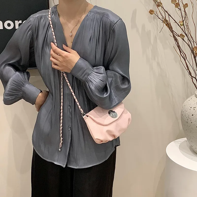Women's Medium Pu Leather Solid Color Basic Classic Style Sewing Thread Square Flip Cover Crossbody Bag display picture 6