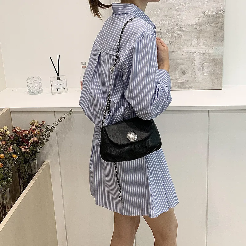 Women's Medium Pu Leather Solid Color Basic Classic Style Sewing Thread Square Flip Cover Crossbody Bag display picture 11