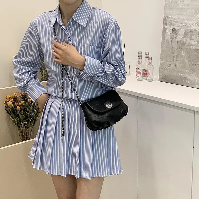 Women's Medium Pu Leather Solid Color Basic Classic Style Sewing Thread Square Flip Cover Crossbody Bag display picture 18