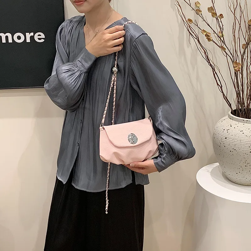 Women's Medium Pu Leather Solid Color Basic Classic Style Sewing Thread Square Flip Cover Crossbody Bag display picture 10