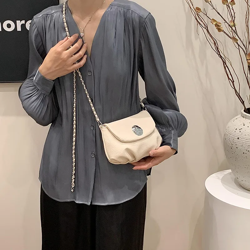 Women's Medium Pu Leather Solid Color Basic Classic Style Sewing Thread Square Flip Cover Crossbody Bag display picture 15