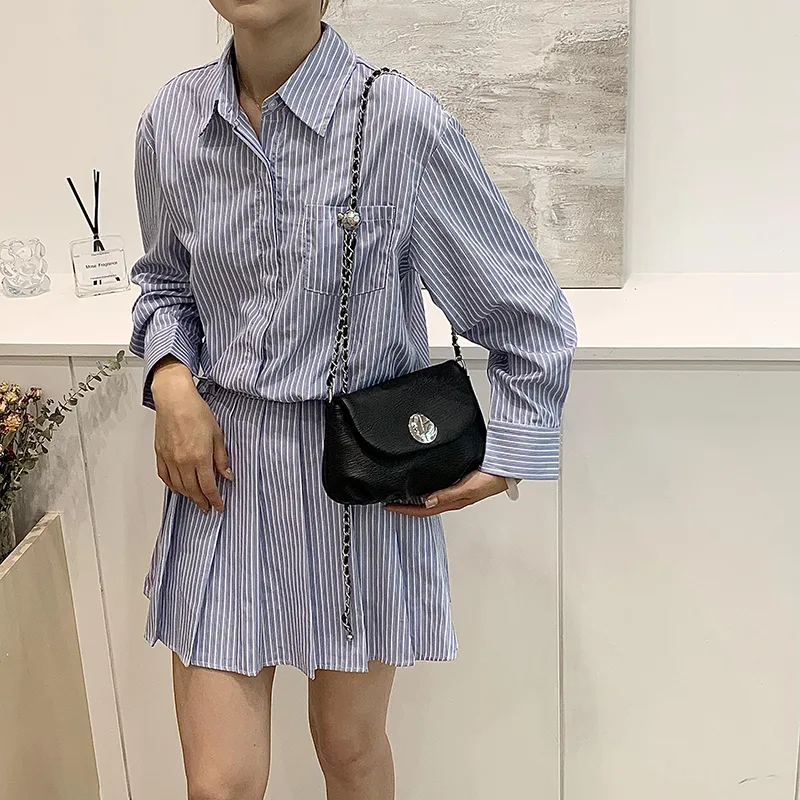 Women's Medium Pu Leather Solid Color Basic Classic Style Sewing Thread Square Flip Cover Crossbody Bag display picture 14