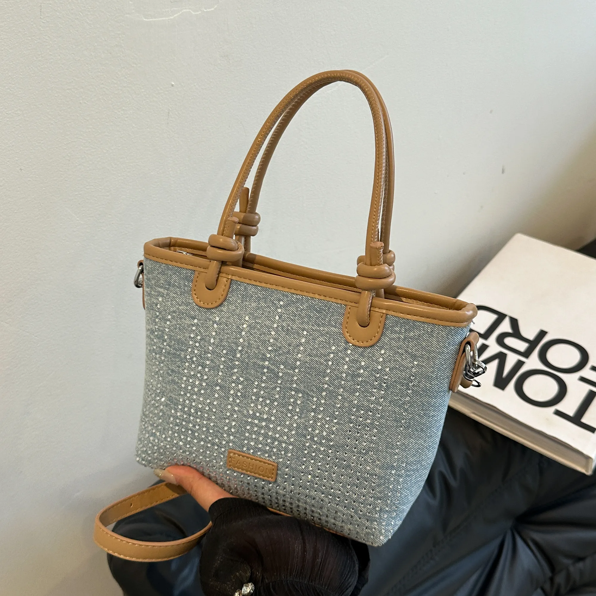 Women's Medium Denim Solid Color Classic Style Streetwear Rhinestone Bucket Zipper Crossbody Bag display picture 8