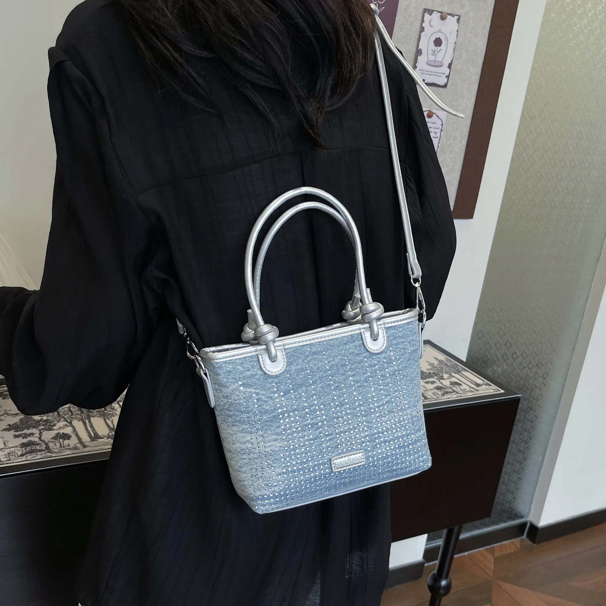 Women's Medium Denim Solid Color Classic Style Streetwear Rhinestone Bucket Zipper Crossbody Bag display picture 1