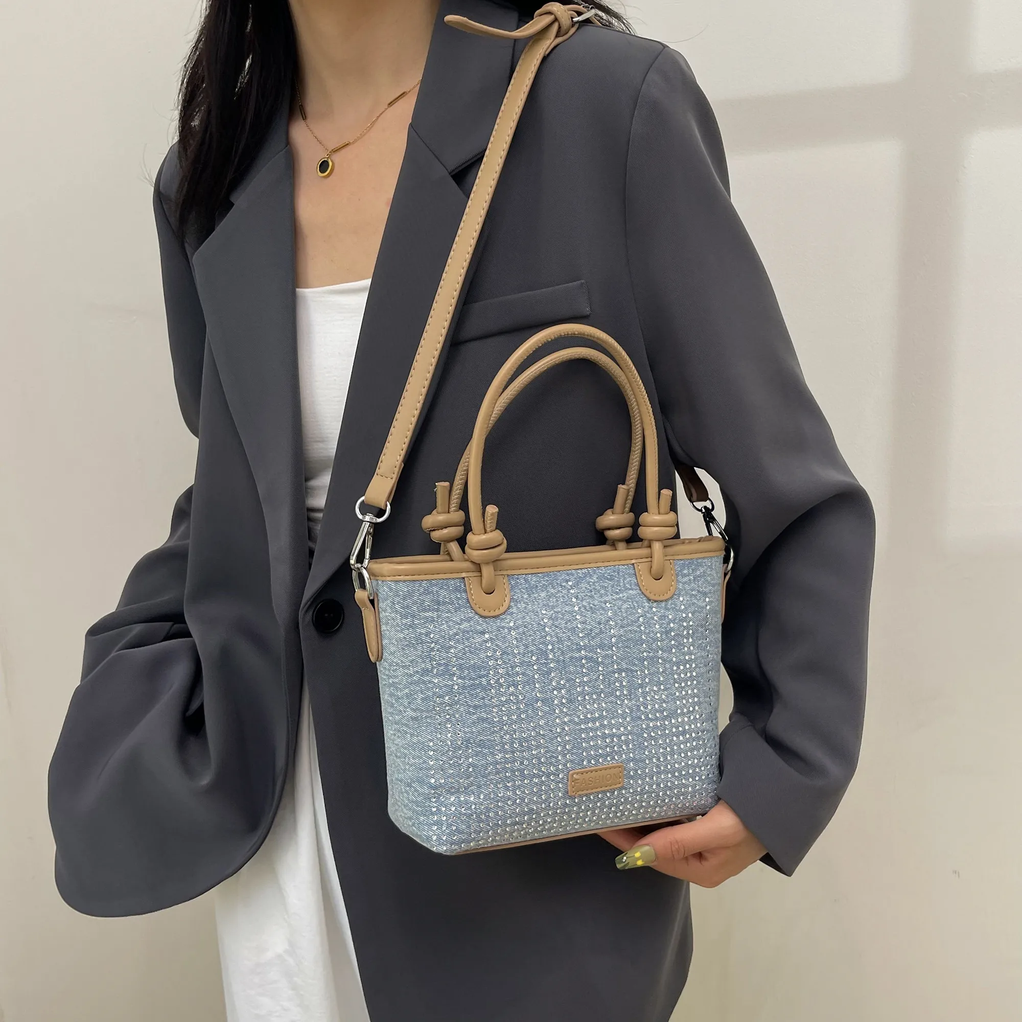 Women's Medium Denim Solid Color Classic Style Streetwear Rhinestone Bucket Zipper Crossbody Bag display picture 4