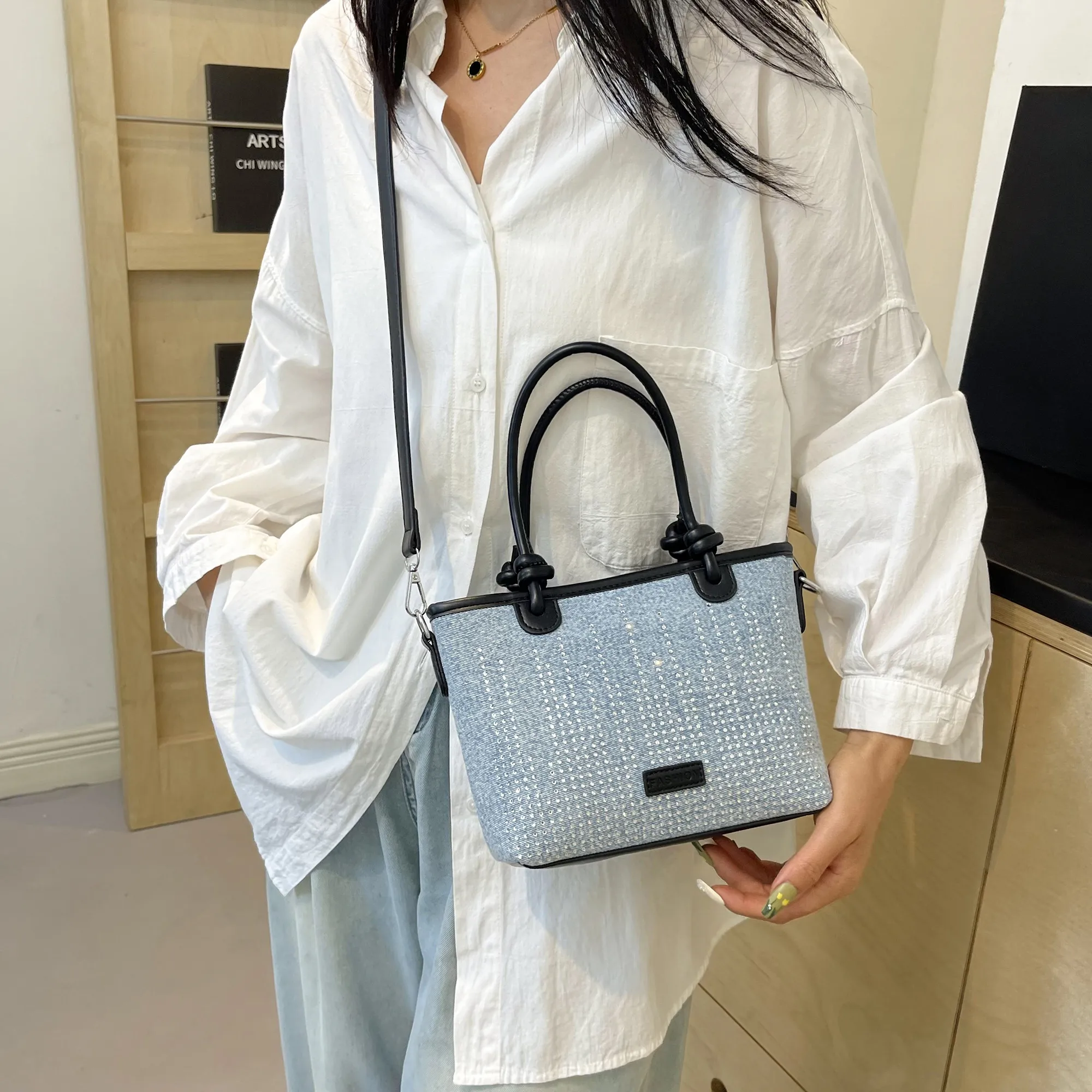 Women's Medium Denim Solid Color Classic Style Streetwear Rhinestone Bucket Zipper Crossbody Bag display picture 2