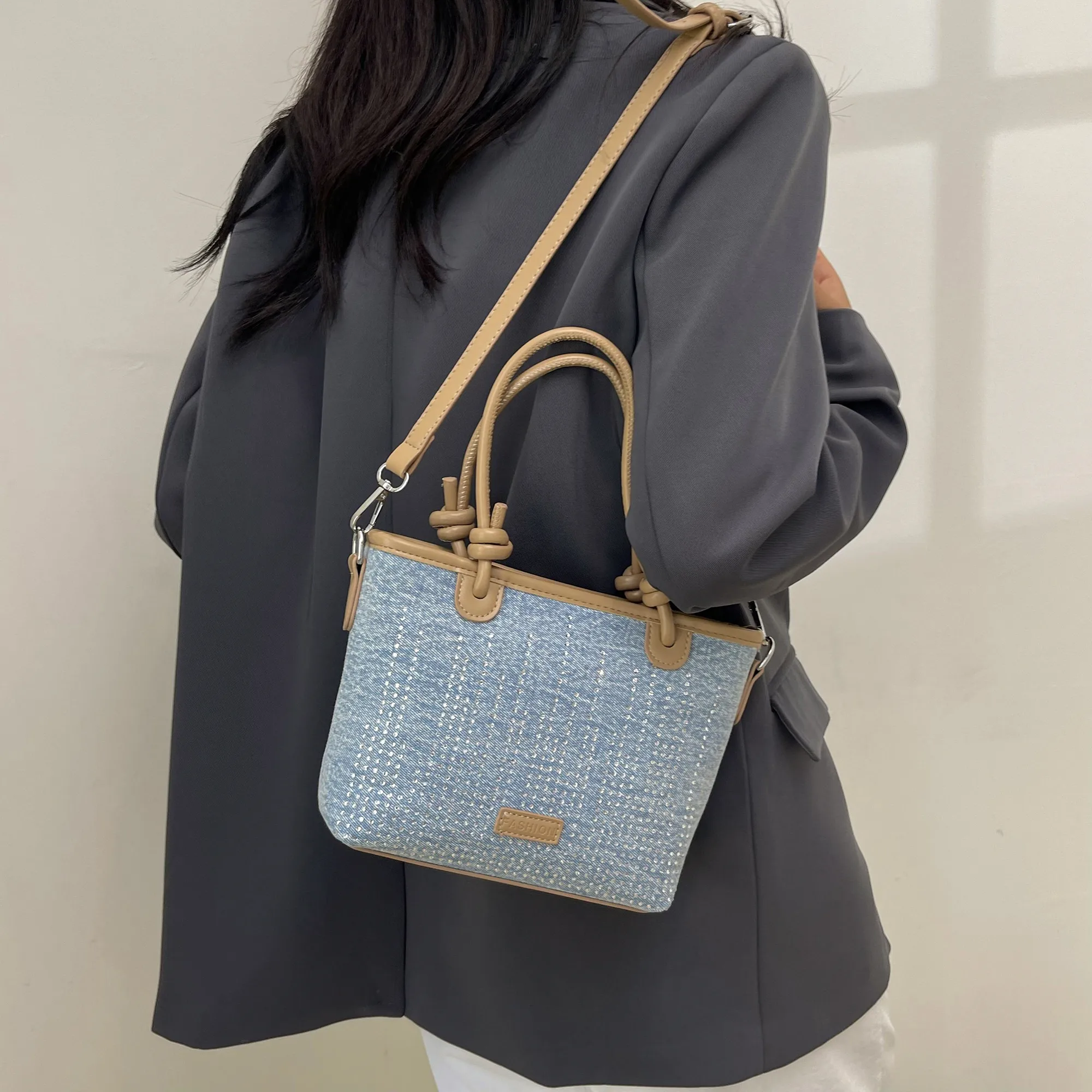 Women's Medium Denim Solid Color Classic Style Streetwear Rhinestone Bucket Zipper Crossbody Bag display picture 3