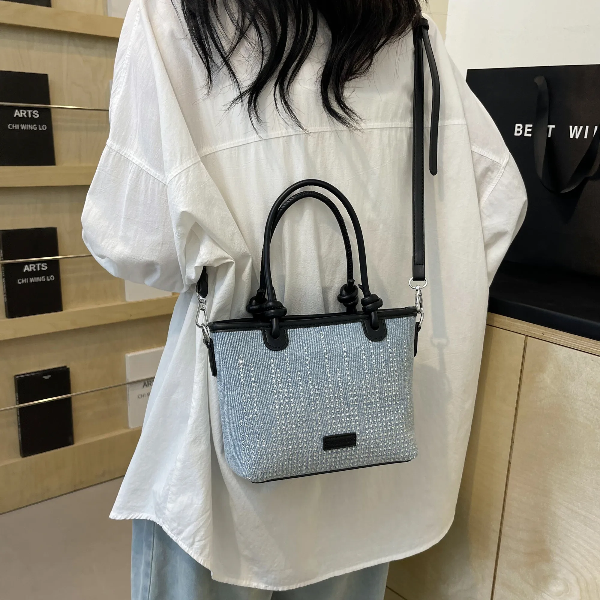 Women's Medium Denim Solid Color Classic Style Streetwear Rhinestone Bucket Zipper Crossbody Bag display picture 7