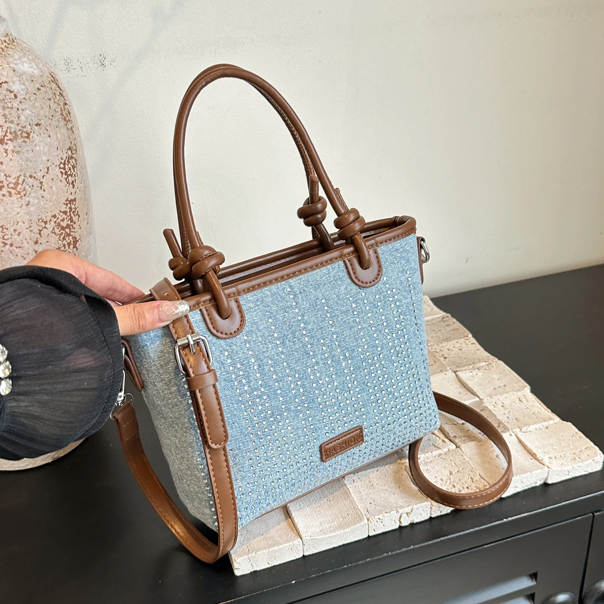 Women's Medium Denim Solid Color Classic Style Streetwear Rhinestone Bucket Zipper Crossbody Bag display picture 10