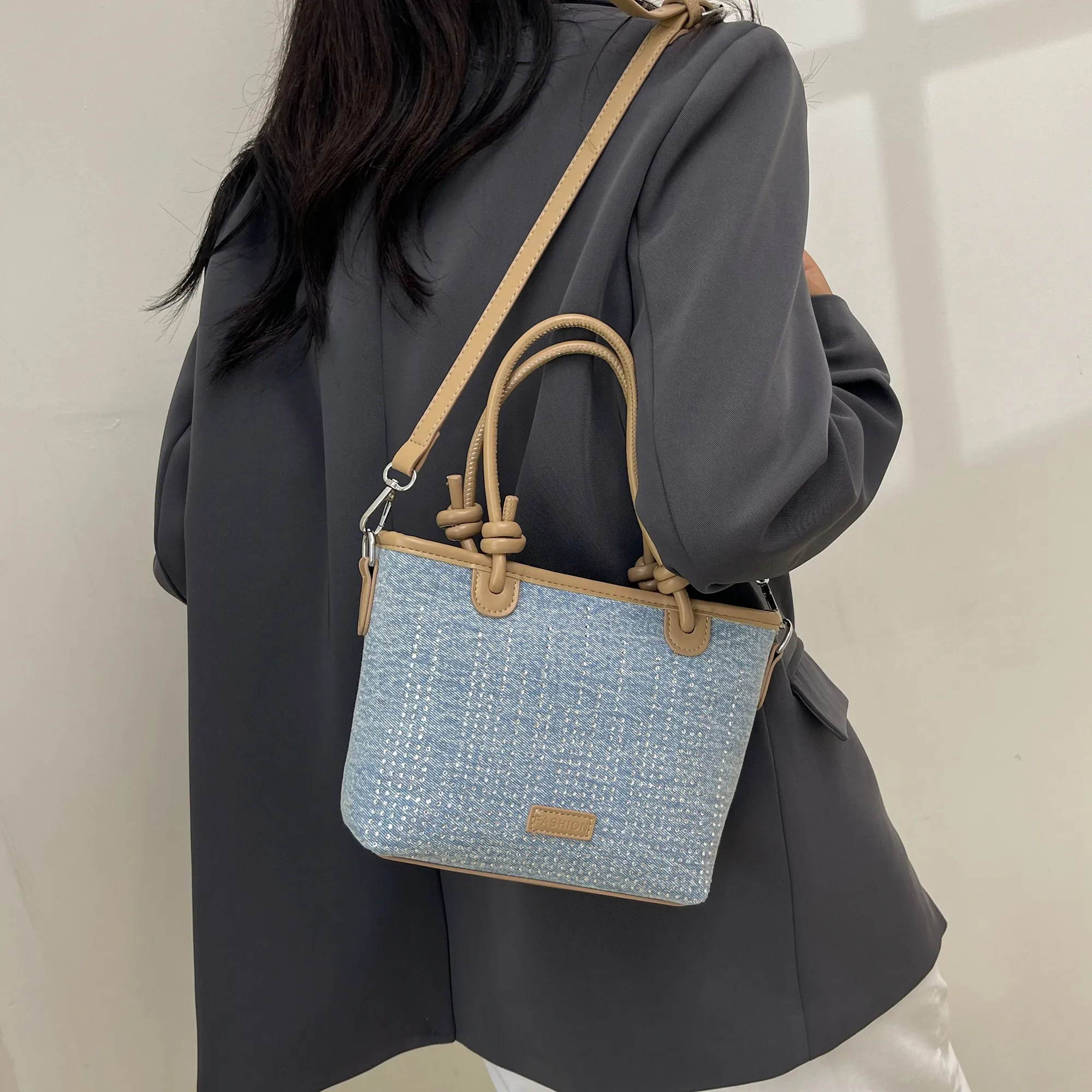 Women's Medium Denim Solid Color Classic Style Streetwear Rhinestone Bucket Zipper Crossbody Bag display picture 11
