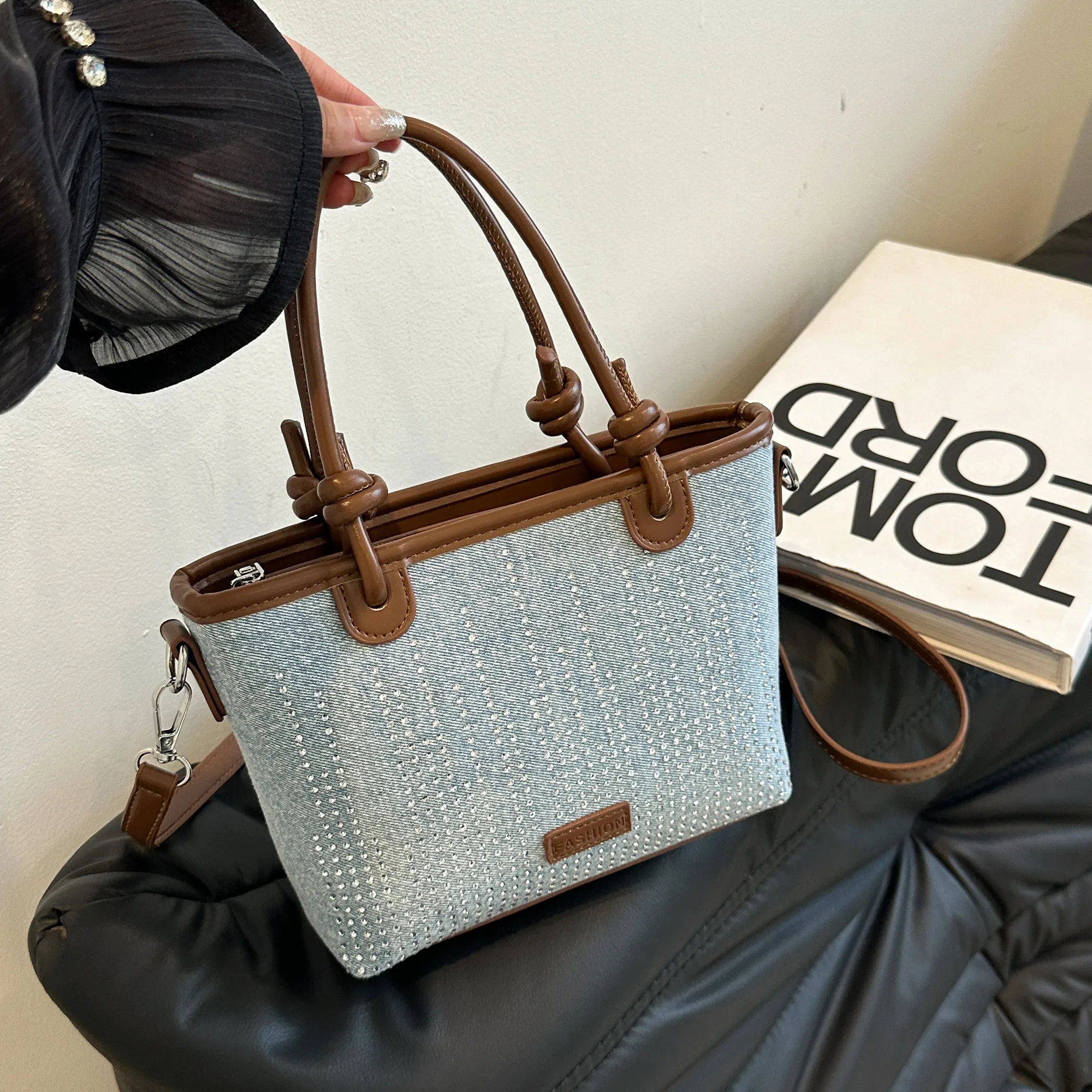 Women's Medium Denim Solid Color Classic Style Streetwear Rhinestone Bucket Zipper Crossbody Bag display picture 12
