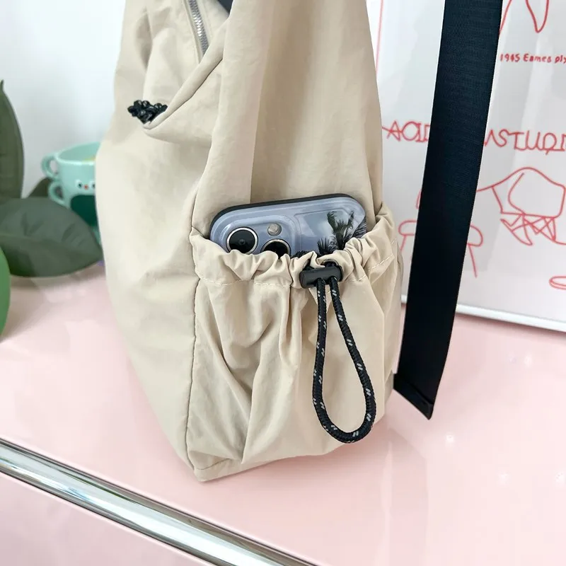 Women's Large Composite Cloth Solid Color Beach Dumpling Shape Zipper Messenger Bag display picture 3