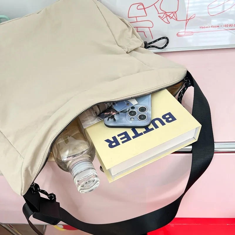 Women's Large Composite Cloth Solid Color Beach Dumpling Shape Zipper Messenger Bag display picture 5