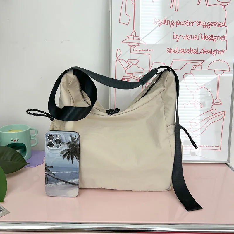 Women's Large Composite Cloth Solid Color Beach Dumpling Shape Zipper Messenger Bag display picture 6