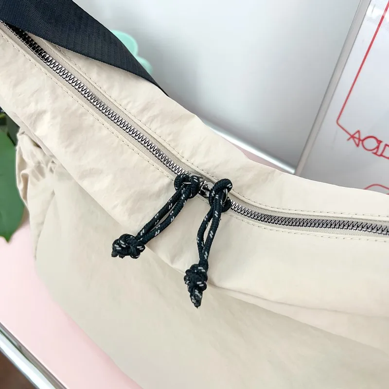 Women's Large Composite Cloth Solid Color Beach Dumpling Shape Zipper Messenger Bag display picture 10