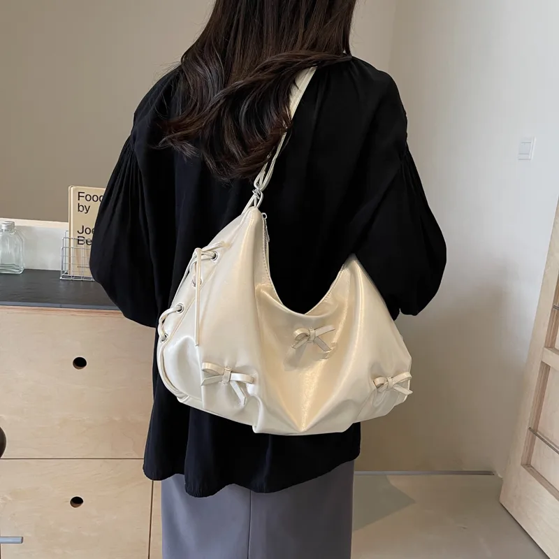 Women's Medium Pu Leather Solid Color Basic Classic Style Sewing Thread Square Zipper Underarm Bag display picture 4