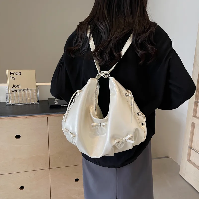 Women's Medium Pu Leather Solid Color Basic Classic Style Sewing Thread Square Zipper Underarm Bag display picture 1
