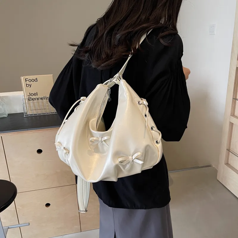 Women's Medium Pu Leather Solid Color Basic Classic Style Sewing Thread Square Zipper Underarm Bag display picture 3