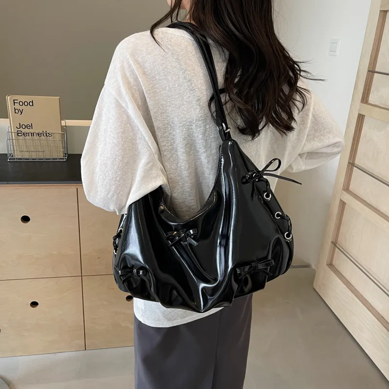 Women's Medium Pu Leather Solid Color Basic Classic Style Sewing Thread Square Zipper Underarm Bag display picture 2