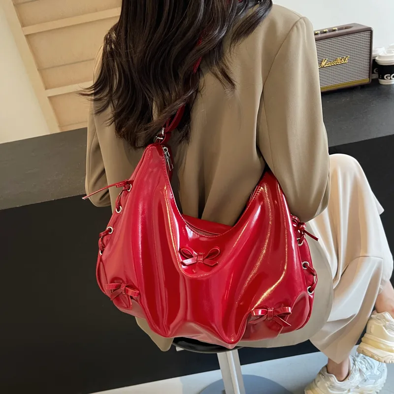 Women's Medium Pu Leather Solid Color Basic Classic Style Sewing Thread Square Zipper Underarm Bag display picture 5