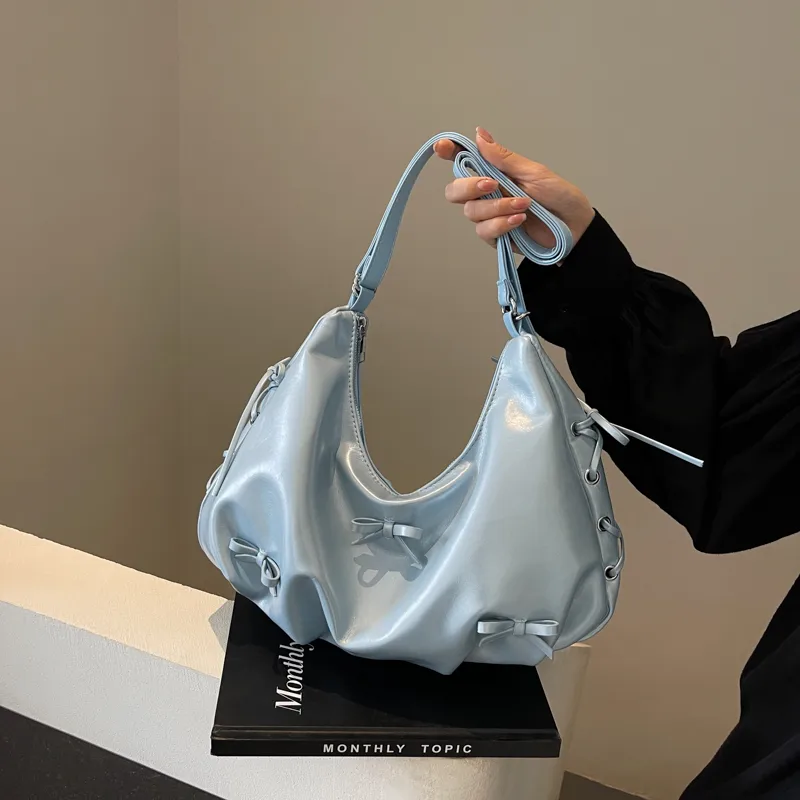 Women's Medium Pu Leather Solid Color Basic Classic Style Sewing Thread Square Zipper Underarm Bag display picture 6