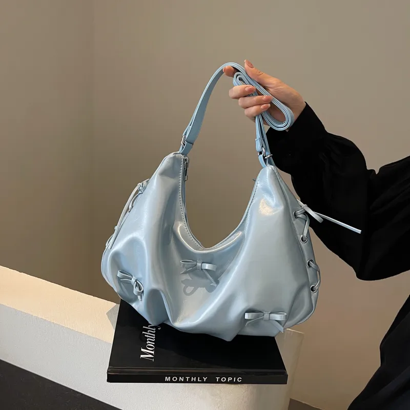 Women's Medium Pu Leather Solid Color Basic Classic Style Sewing Thread Square Zipper Underarm Bag display picture 11